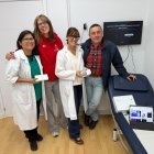 El alcalde, junto a la médica del consultorio, la residente y la enfermera, junto al ecógrafo.