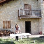 Laura Herrero, junto a la edificación de la antigua casa del urogallo de Riaño.