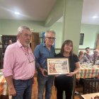 Entrega del diploma a Sonia Orejas, hija de Juana Díez.