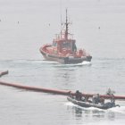 Imagen del pasado 1 de agosto de la colocación de una boya flotante para marcar el límite entre la playa del Tarajal de Ceuta y Marruecos, tras la entrada masiva de personas a finales de julio. EFE/Reduan.