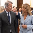 Archivo - El presidente del PP, Alberto Núñez Feijóo y la diputada del PP Cayetana Álvarez de Toledo salen de una sesión de control al Gobierno en el Congreso de los Diputados, a 17 de septiembre de 2025.