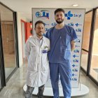 El jefe del Servicio de Urología de la Gasbi, Óscar Miranda y el residente Jorge Esteban