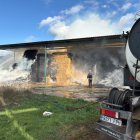 Un incendio calcina el almacén de paja de una nave avícola en Villanueva de Carrizo.