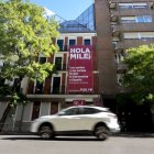 Lona desplegada en la sede del PSOE en Ferraz, a 21 de octubre de 2026, en Madrid (España). 