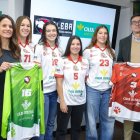 Paula Cuervo y Tomás García junto a varias jugadoras del Caja Rural Cleba.