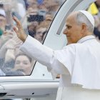 El papa León XIV saluda a los fieles en la plaza del Vaticano el pasado miércoles. EFE/EPA/FABIO FRUSTACI.