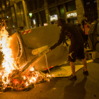 Archivo - Un manifestante empieza a quemar un contenedor durante una manifestación por el referéndum del 1-O en Cataluña, a 1 de octubre de 2021, en Barcelona, Cataluña (España). 