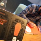 Javi de Castro durante una firma de su cómic ‘Encarna viva’, editado por Astiberri.