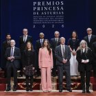 Leonor, princesa de Asturias, posa para la foto de familia durante la audiencia a los galardonados con los Premios Princesa de Asturias 2026 celebrada este viernes en el Hotel de la Reconquista de Oviedo. EFE/ Ballesteros.