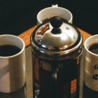El tamaño de la taza y la preparación influyen en la cantidad de cafeína del café.