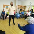 Un momento de la sesión de fisioterapia grupal en la sede de Párkinson Astorga.