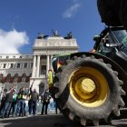  Agricultores de varios puntos de España se manifiestan frente a la sede del Ministerio de Agricultura en Madrid en una tractorada anterior.