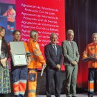 Protección Civil de Astorga recoge su reconocimiento.  La Bañeza también recibió su condecoración.