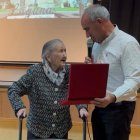 Toribia Del Palacio Vivas recibió una placa conmemorativa de manos del alcalde y celebró el evento rodeada de su familia.