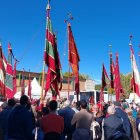 Los pendones desfilaron por las calles de Sahagún.