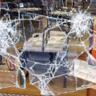 Los disturbios provocados anoche en Barcelona han causado daños en el mobiliario urbano.