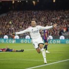 Kylian Mbappé celebra el segundo gol de su equipo, el que dio el triunfo al Madrid en el Camp Nou.