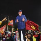 Simpatizantes del candidato a la presidencia de Brasil, Flávio Bolsonaro, celebran, en Porto Alegre (Brasil). Lula da Silva afirmó que ganó las elecciones "junto con el pueblo brasileño", después de imponerse por el 52 % de los votos frente al 48 % de su rival Flávio Bolsonaro. EFE/ Ricardo Rimoli.