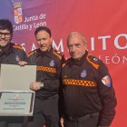 La distinción contó con la presencia de los voluntarios Víctor Saraiva y Joaquín Mimbrero, acompañados por Sergio Rodera, subjefe de Protección Civil de Carracedelo
