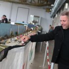 Alonso con una de las maquetas.
