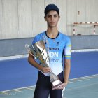 Víctor Álvarez, con uno de los trofeos que ha conseguido.