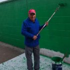 Magín pintando la fachada de La Eragudina.