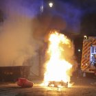 <p>Los bomberos extinguen un fuego durante una manifestación de estudiantes y de colectivos 'antifascistas' este lunes por el centro de Bilbao "contra el fascismo" y en protesta por el acto anunciado por el agitador y activista político Vito Quiles. EFE/Luis Tejido</p>
