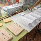 Archivo - Un votante cogiendo papeletas durante las elecciones generales.