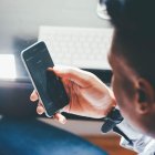 Una persona usa el móvil para comprar algo de segunda mano