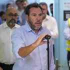 El ministro de Transportes, Óscar Puente, comparece ante los medios de comunicación en el Centro de Control del gestor de la infraestructura ferroviaria, Adif, en Madrid, para informar del accidente por alcance en la red de alta velocidad ferroviaria de este miércoles en Urda (Toledo). EFE/ Borja Sanchez-trillo