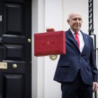 John Healey, ministro de Economía, anunció las medidas.