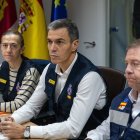 (I-D) La secretaria general de Protección Civil y Emergencias, Virginia Barcones; el presidente del Gobierno, Pedro Sánchez, y el presidente de Castilla-La Mancha, Emiliano García-Page, durante la reunión del Cecopi.