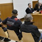Imagen del juicio en la Audiencia de Barcelona a un profesor de karate de un centro deportivo de la capital catalana acusado de abusar sexualmente de varios alumnos menores de edad, aprovechando su ascendencia sobre ellos como "sensei", y de grabar en vídeo las agresiones con una cámara que había instalado en el recinto. EFE/Andreu Dalmau.