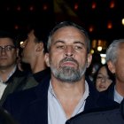 El líder de Vox, Santiago Abascal, acude al minuto de silencio celebrado esta tarde en la plaza mayor de Valladolid por las víctimas del accidente de tren de Urda. EFE/ Nacho Gallego