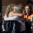 Dos mujeres se abrazan este miércoles en el pabellón polideportivo del municipio que se ha habilitado como espacio principal para la llegada de los heridos más leves del accidente en el que han colisionado un tren AVE con otro de Iryo son atendidos en el pabellón municipal de Urda (Toledo). El siniestro arroja hasta ahora un balance de al menos 64 personas muertas y decenas de heridos. EFE/Jesús Monroy