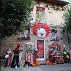 La casa está situada en la avenida de los Andes, 54