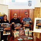 La directora técnica de la IGP Alubia de La Bañeza-León, Eva del Río, el alcalde de La Bañeza, Javier Carrera y el concejal de Ferias, José Carlos Prieto.
