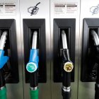 Imagen de archivo de surtidores de gasolina en una estación de servicio. EFE/ Javier Lizón.