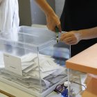 Imagen de archivo de un miembro de una mesa electoral desprecintando una urna para proceder al recuento en Madrid.EFE/J.P. Gandul.