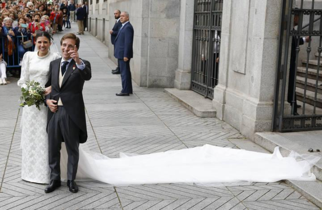 El alcalde de Madrid, José Luis Martínez Almeida, y su esposa, Teresa Urquijo, a su salida de la iglesia de San Francisco de Borja de Madrid tras contraer matrimonio este sábado en Madrid.