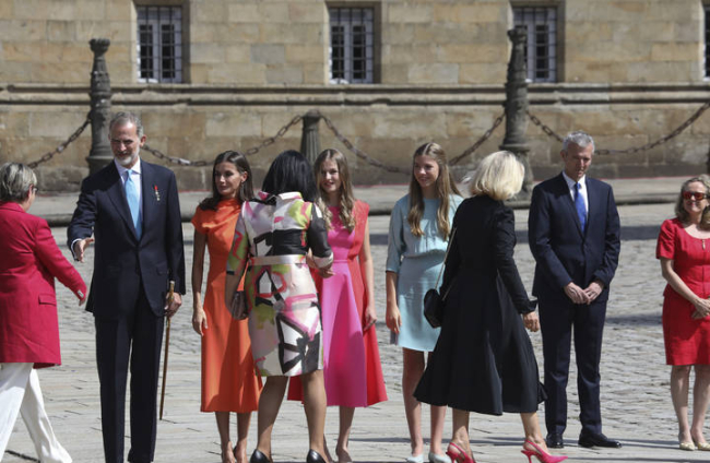 Los reyes Felipe y Letizia, la princesa Leonor y la infanta Sofía, junto al presidente de la Xunta, Alfonso Rueda, saludan a las autoridades a su llegada a la ofrenda al apóstol Santiago. XOÁN REY
