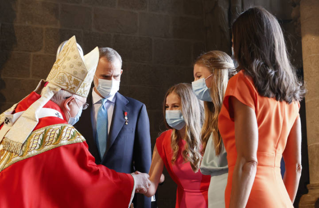 Los reyes Felipe y Letizia, la princesa Leonor y la infanta Sofía saludan a su llegada a la ofrenda al apóstol Santiago. LAVANDEIRA