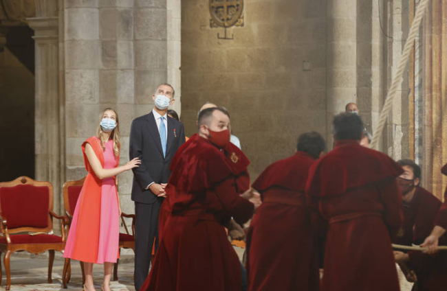 El rey Felipe junto a la princesa Leonor durante la ofrenda al apóstol Santiago. LAVANDEIRA