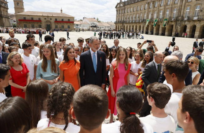 Los reyes Felipe y Letizia, la princesa Leonor y la infanta Sofía tras la ofrenda al apóstol Santiago con el público que estaban esperando a la salida del acto. LAVANDEIRA