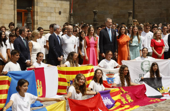 Los reyes Felipe y Letizia, la princesa Leonor  y la infanta Sofía posan en la catedral de Santiago tras la ofrenda al apóstol Santiago. LAVANDEIRA