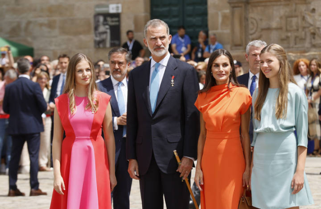 Los reyes Felipe y Letizia, la princesa Leonor  y la infanta Sofía tras la ofrenda al apóstol Santiago. LAVANDEIRA