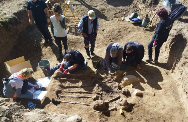 Momento de la exhumación del primer cuerpo tras aflorar los restos completos de Víctor, Alipio y Manuel en la fosa de Candemuela. GAITERO