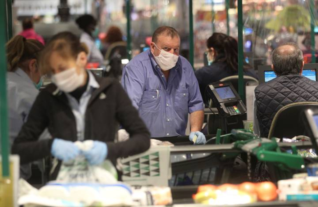 Varias personas hacen la compra en un supermercado en Madrid. RODRIGO JIMÉNEZ