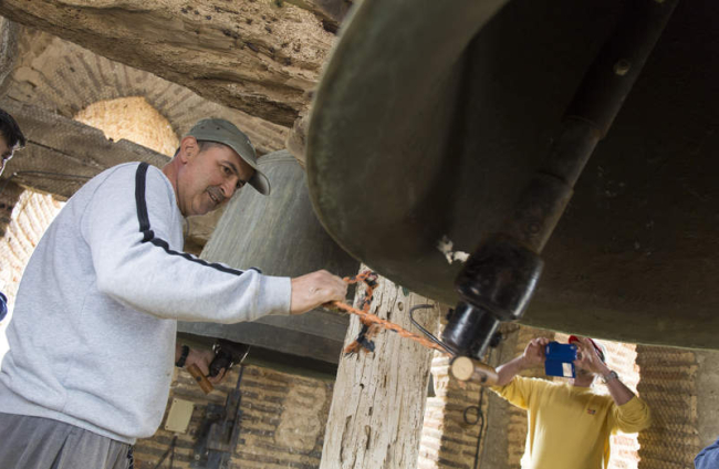 Un vecino de Fresno de la Vega realiza el toque manual de campanas. MARCIANO PÉREZ