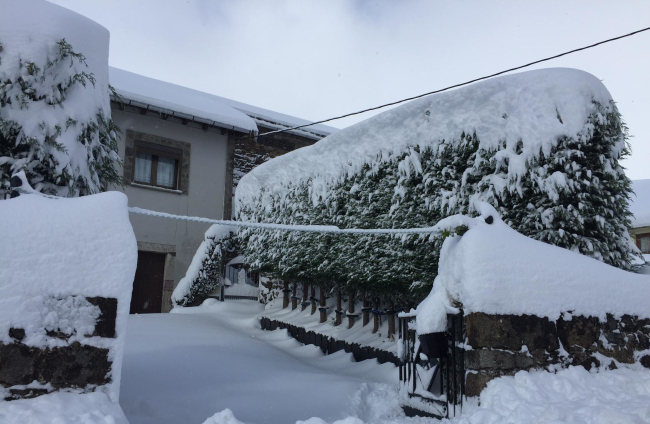 La nieve en Lumajo se acumula delante de las casas. MARILÓ